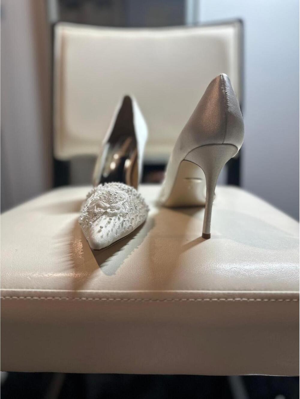 Badgley Mischka Ivory Satin Embellished Bridal Heels Pumps Women’s Size 9 Weddin - Picture 3 of 7